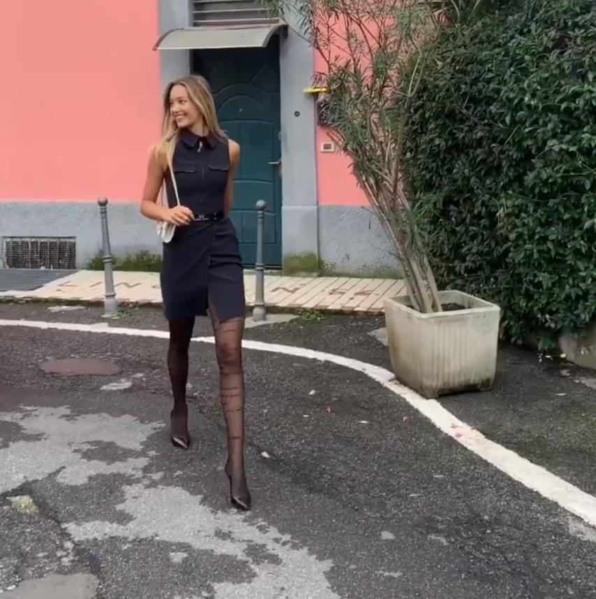 黑丝“佩嫂”火辣出镜，妩媚动人完美身材，这谁顶得住啊？