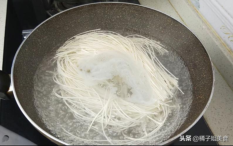 最简单最好吃的面条做法,酸辣凉拌宽面条怎么做好吃