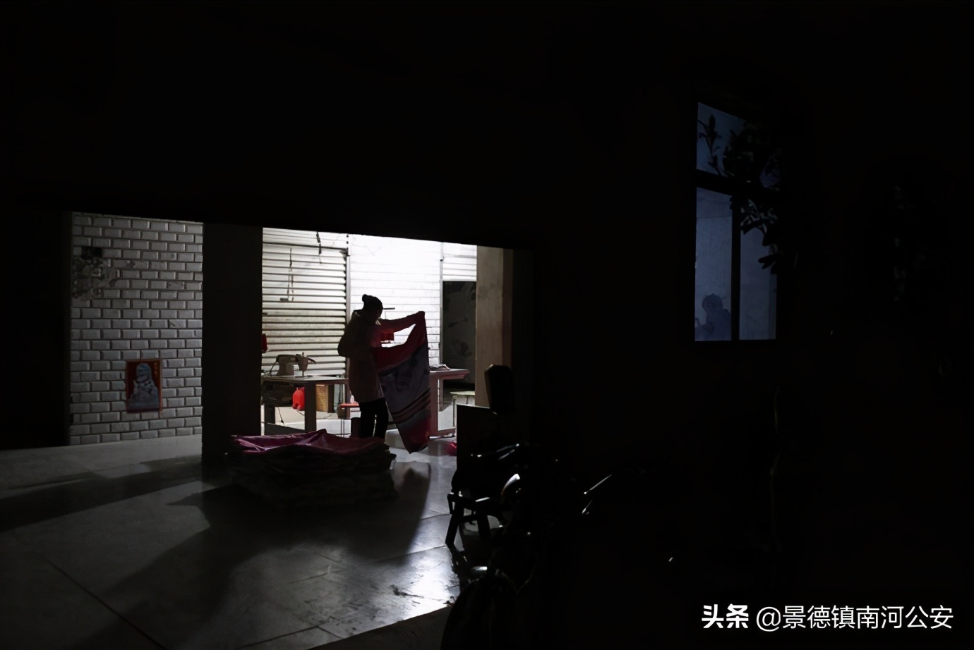 男子以*币假**支付嫖资，女子愤而报警告强奸，构成强奸罪吗？