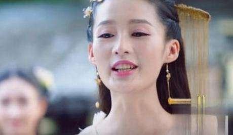 满口全瓷牙的明星李沁,李沁矫正牙齿前的照片