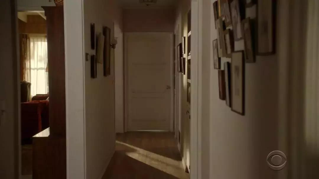 客厅里挂结婚照好不好,结婚照挂在客厅的沙发上面好吗