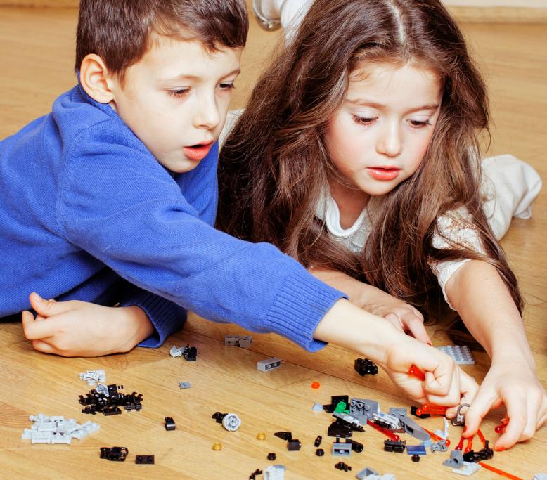 9岁内向的孩子如何引导社交能力,成年的孩子内向不会社交怎么办