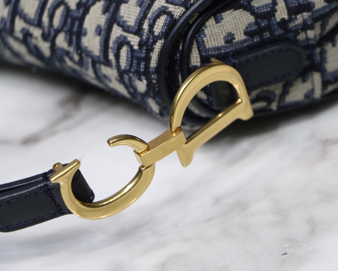 CD“马鞍包”，定价880，我也打算入手了