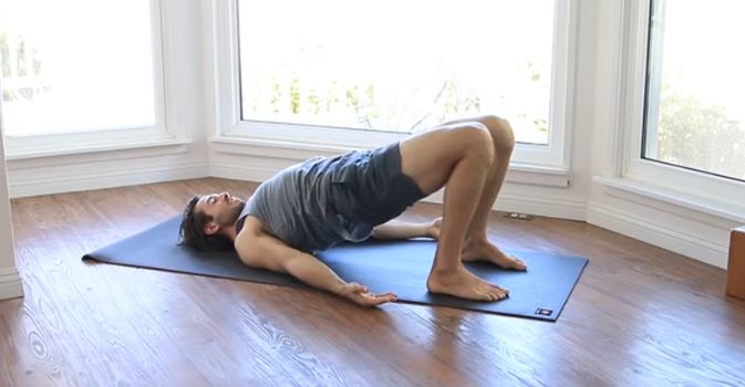 一个动作通畅腿上六条经络,双手交叉养生通经络