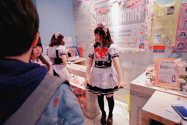 实拍日本大阪“女仆店”,满满可爱风,美少女跪在地上为客人服务