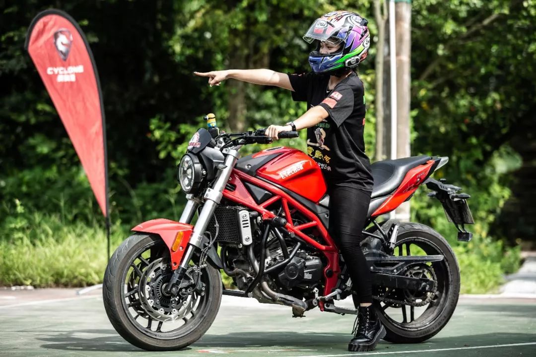 骑摩托去参加摩博会,赛科龙摩博会试驾视频