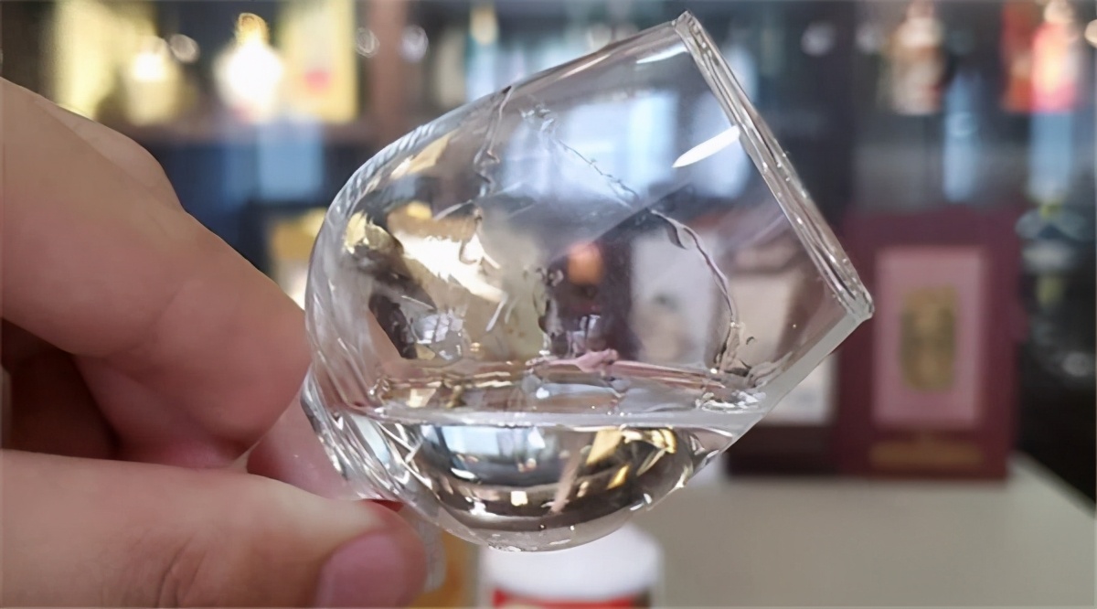 领品勇Y6酱香酒：挂杯的酱香酒就是好酒？酱酒挂杯真相揭秘