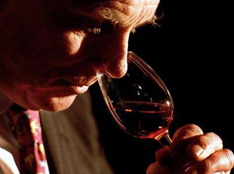 红酒正确喝酒姿势,红酒品鉴的正确姿势