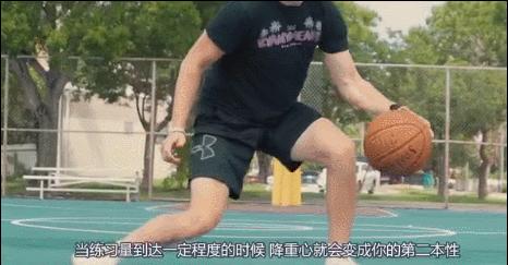 突破运球的正确手型和姿势,降低重心运球正确姿势