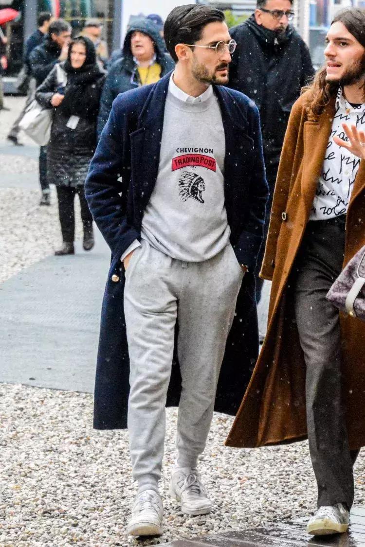 运动裤的多种穿搭方式,男生灰色运动裤怎么穿搭