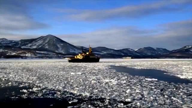 俄核潜艇冰下试射电影,俄军战略核潜艇浮出冰面