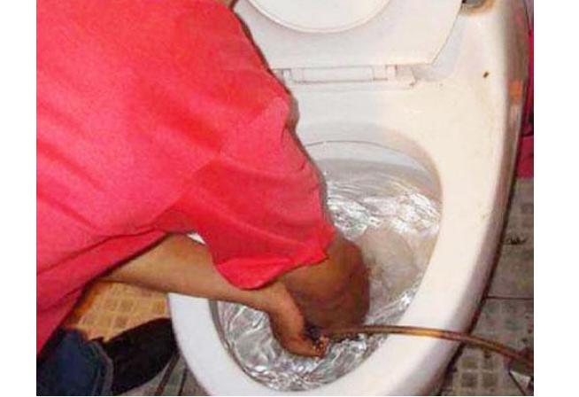 抹布堵塞马桶怎么疏通最好的方法,马桶前置s弯堵塞严重疏通小窍门