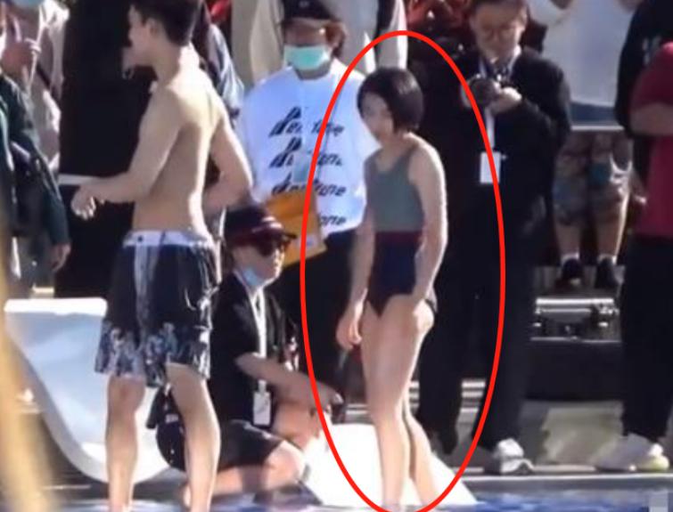 张子枫与吴磊泳池嬉闹！女方穿泳装皮肤白皙，秀出一双纤细胳膊