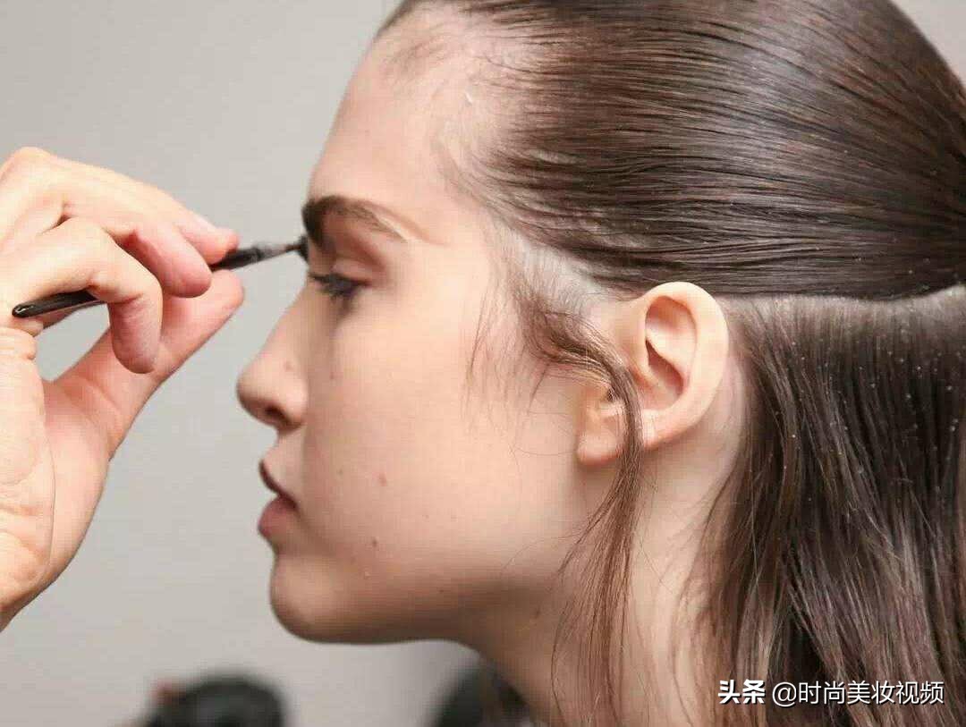 第一次化妆正确的淡妆化妆步骤,化妆大脸显小化妆步骤