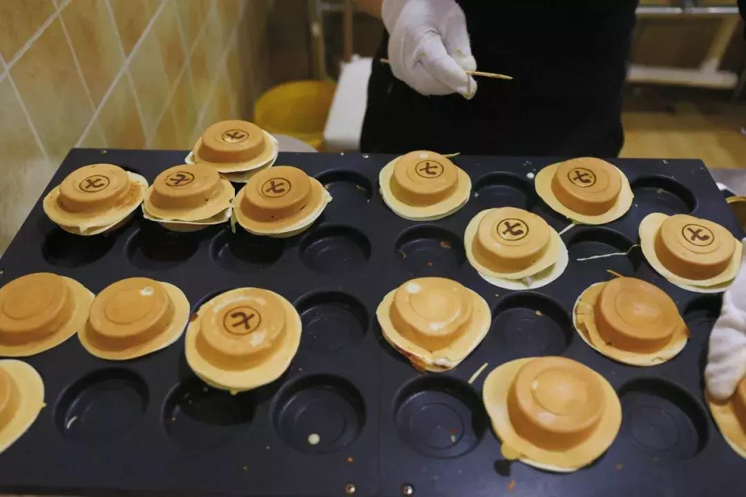 杨家坪大洋百货车轮饼,车轮饼摆摊火爆