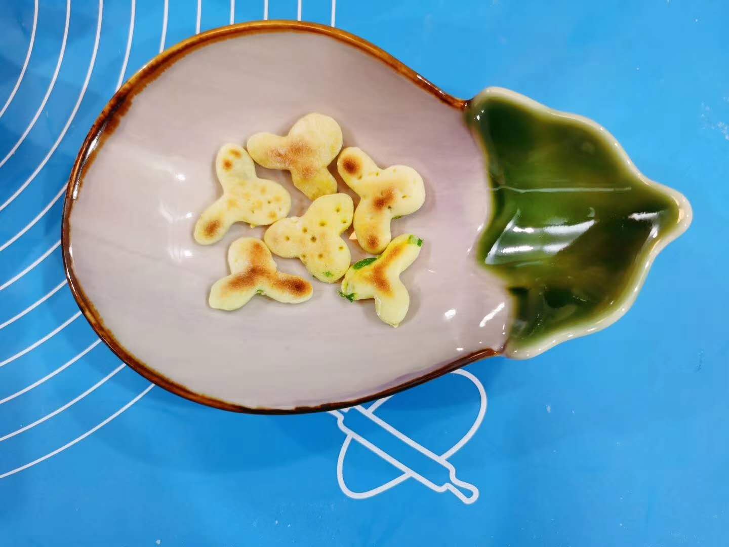 胃酸分泌过多可以吃苏打饼干吗,苏打饼干中和胃酸推荐