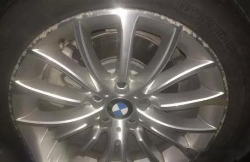 汽车轮毂氧化漏气怎么修复,换胎时轮毂刮花氧化了怎么处理