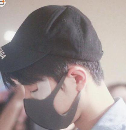 肖战王一博贴眼膜,肖战贴眼膜正确方法