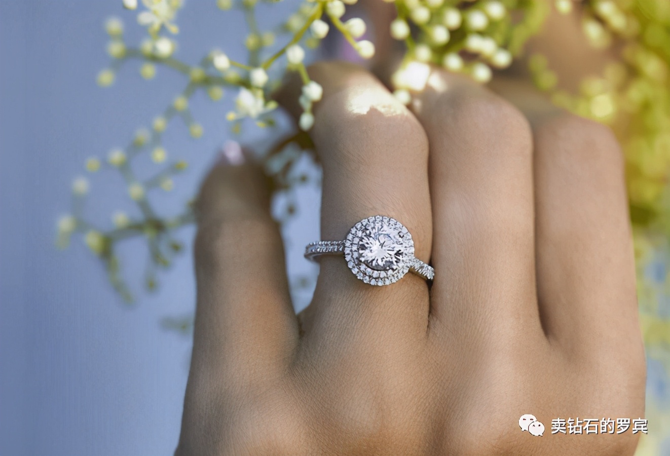 销售珠宝遇到顾客纠结价格话术,珠宝销售中顾客说太贵了应对技巧