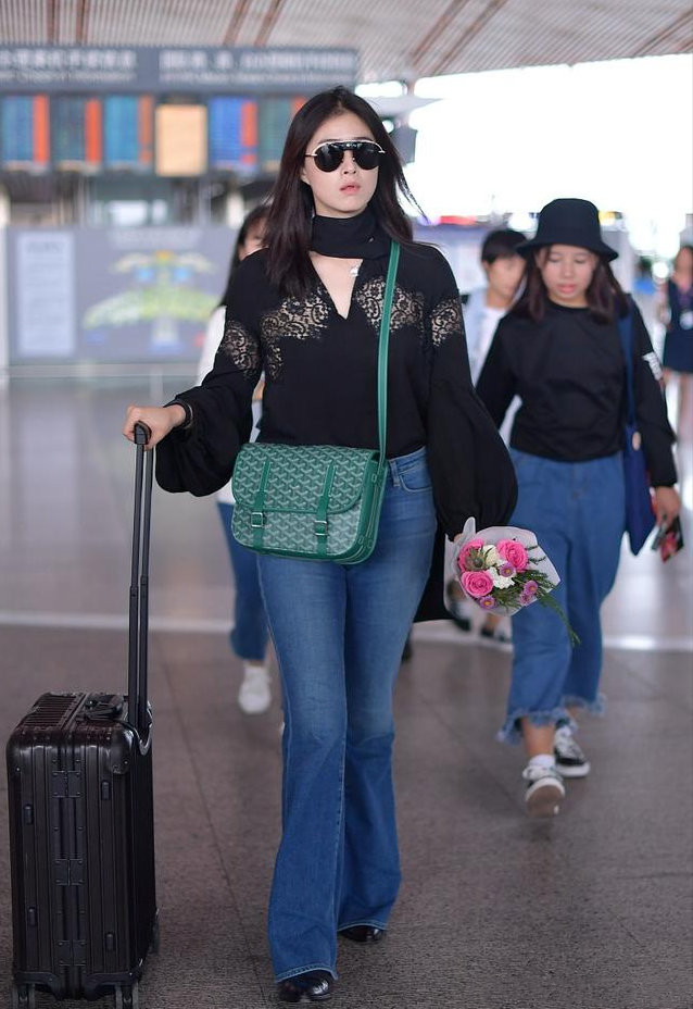 蒋欣穿高腰长裙 (蒋欣穿大宽衣裙气质亮相)