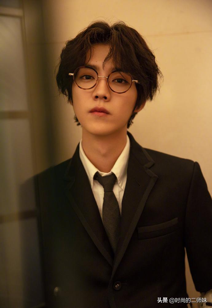 鹿晗这身贵公子打扮不得不夸！中分小卷+眼镜杀，帅起来真要命