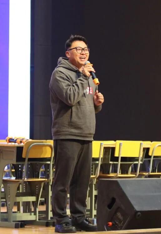 巴陵郡三湘四水英才聚，香樟园高谈阔论红烛燃