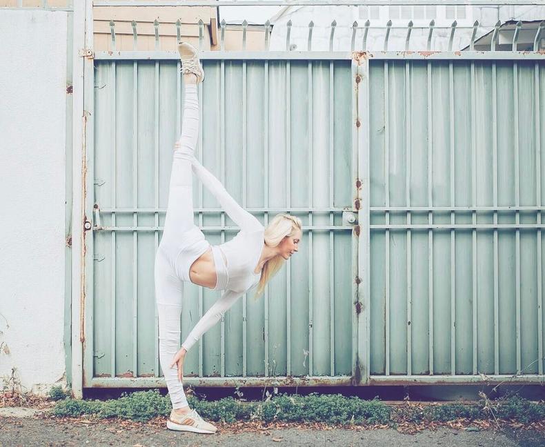 赵薇新剧造型曝光，红衣女侠扮相，高马尾偏分发型英气十足