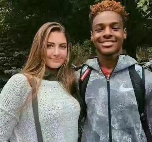 詹姆斯要当爷爷?17岁布朗尼和女友官宣恋情,身材性感不输卡戴珊