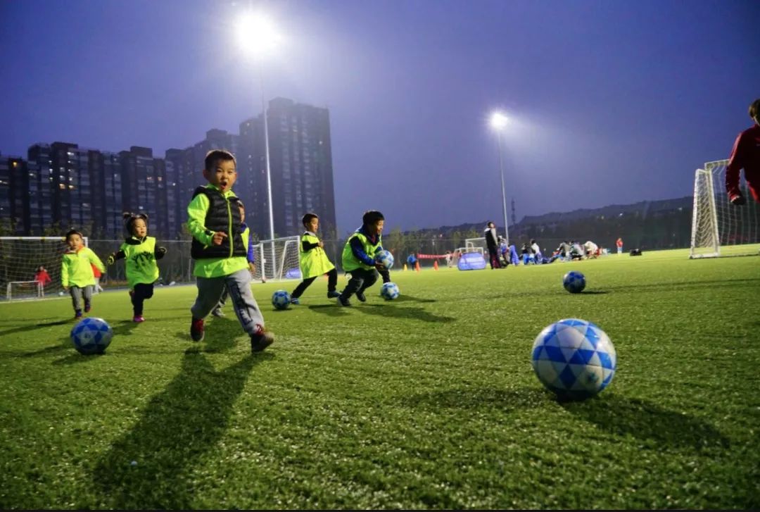 沉浸式足球训练英格兰,足球教练沉浸式教小学生