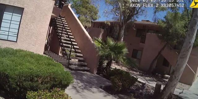 美国警察对峙精神病人过程,美国警察对嫌犯连开8枪