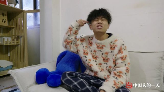 00后武汉封城期间一首《武汉加油》唱火,为谋生曾送外卖摆地摊