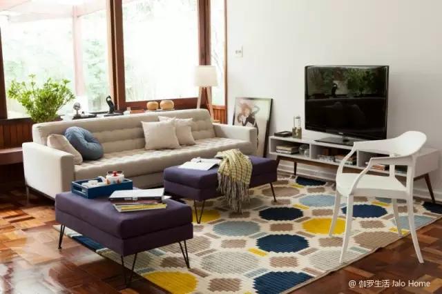 客厅可以有电视，但不该成为主角，它们可以摆成这样