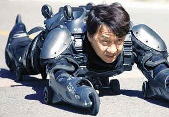 成龙宣传电影腰伤,成龙腰伤复发走路图片