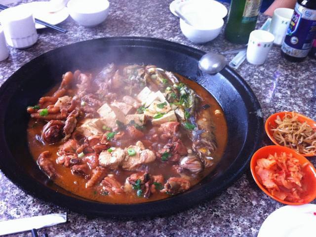 铁锅生锈炒菜有股铁锈味还能吃吗,去除铁锅生锈的正确方法