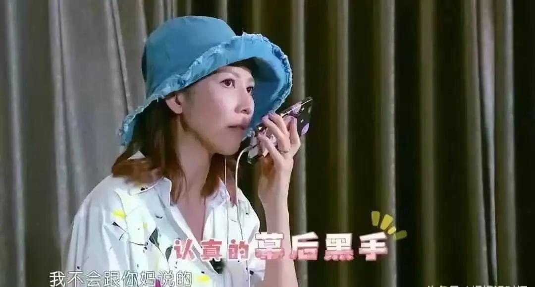 带儿子逛街被一小女孩抱住,妈妈带儿子去吃饭看见一个老人