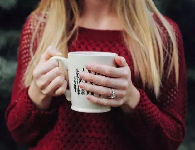 不愿意麻烦别人的女人，其实内心里更缺爱