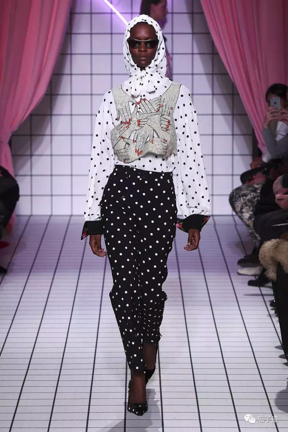 时装t台及镜前造型,时装t台秀套装