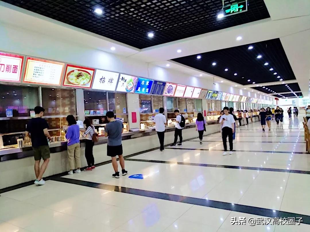 全武汉只有这所大学校门上跑火车，以前嫌弃现在却又舍不得