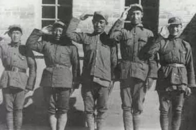 毛主席要粟裕入朝作战，粟裕因头痛错过，后才知他头里有3枚弹片