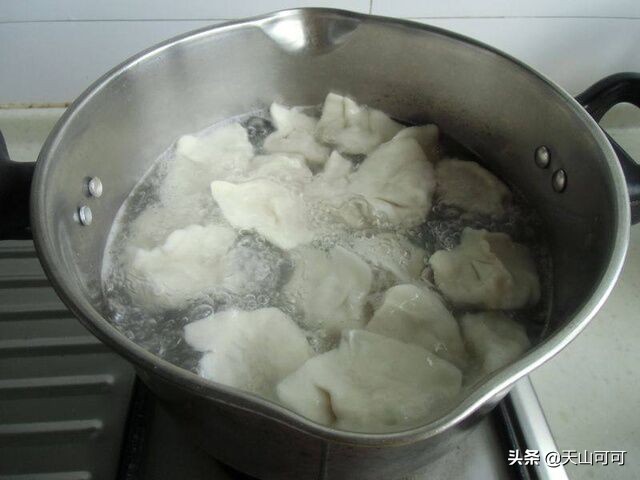 煮饺子怎么知道饺子熟没熟,煮饺子怎么判断熟了没