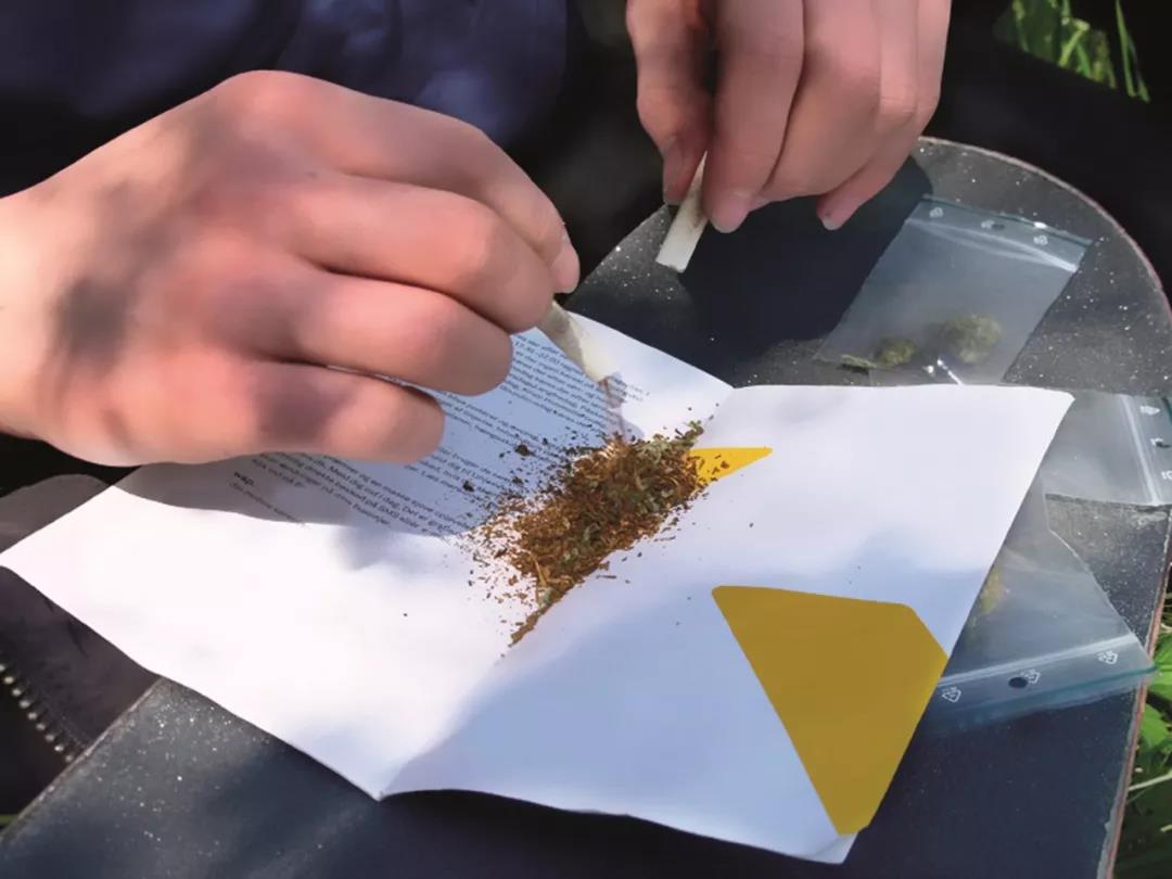 为逃避安检，竟用身体运毒！但这种气味让他们暴露了……