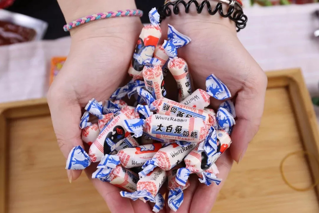 80后的童年回忆零食粘牙糖小卖部,8090后的童年回忆小零食小黄桃