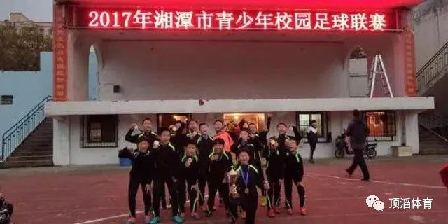 2022国际足坛发生的事,论中国足球的现状与未来论文