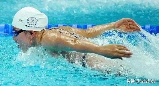 蝶泳时屁股一定要出水吗,蝶泳臀部不出水平该怎么练习