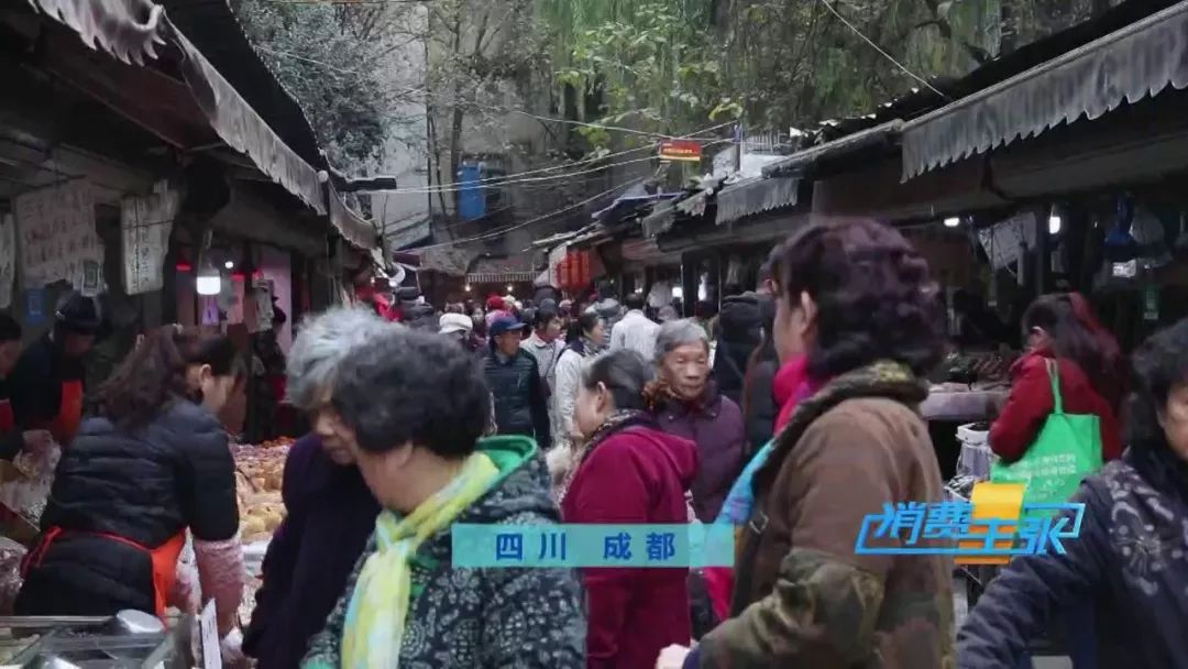 又到熏腊肉灌香肠的时节,做好的香肠在家熏腊肉