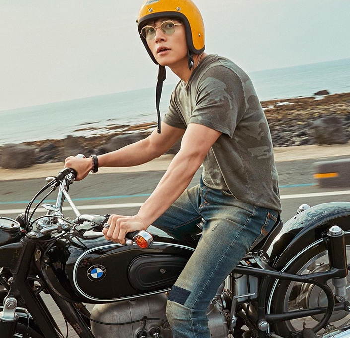 池昌旭代言CK穿凉拖出镜！这位哥真的有三十多岁？怕是冻龄了吧