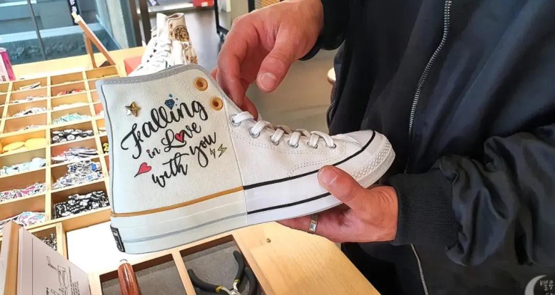 韩国帆布鞋穿搭,最近流行的帆布鞋怎么穿鞋带