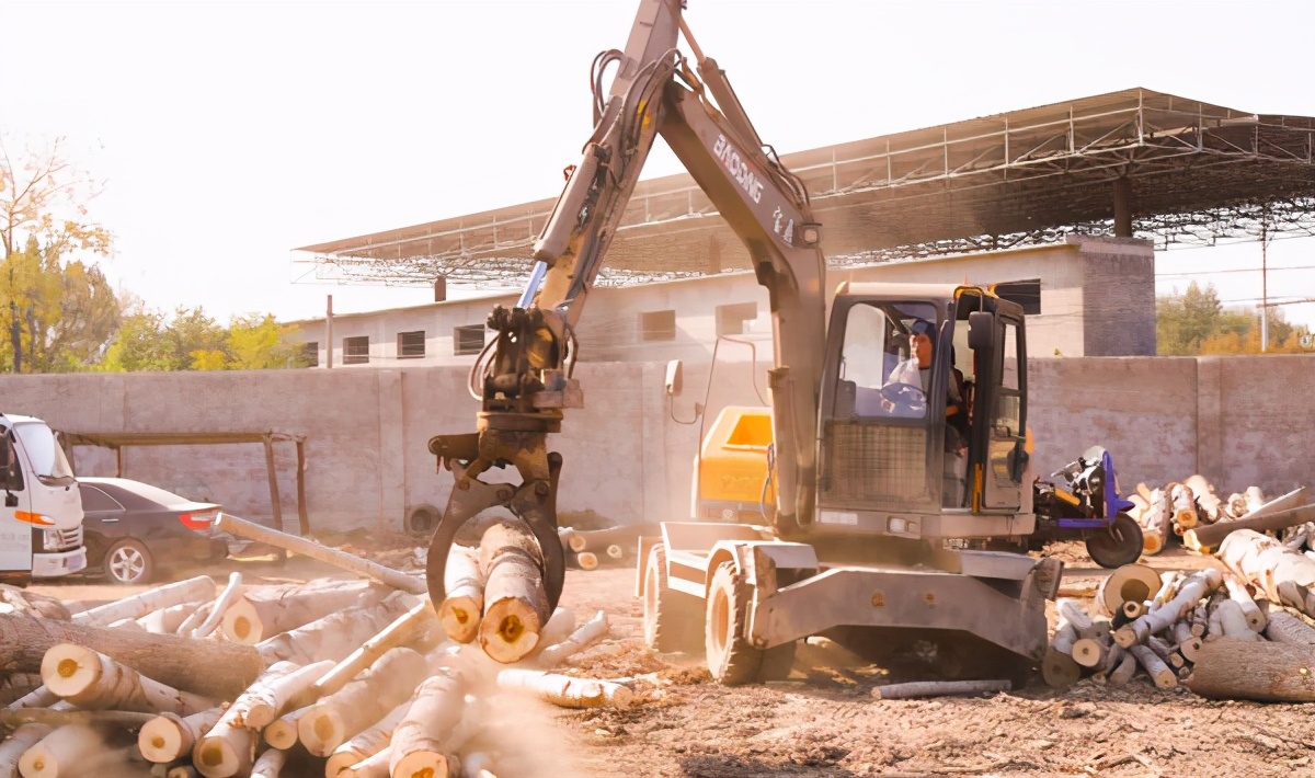 轮式挖掘机基本操作和讲解,轮式挖掘机简单吗