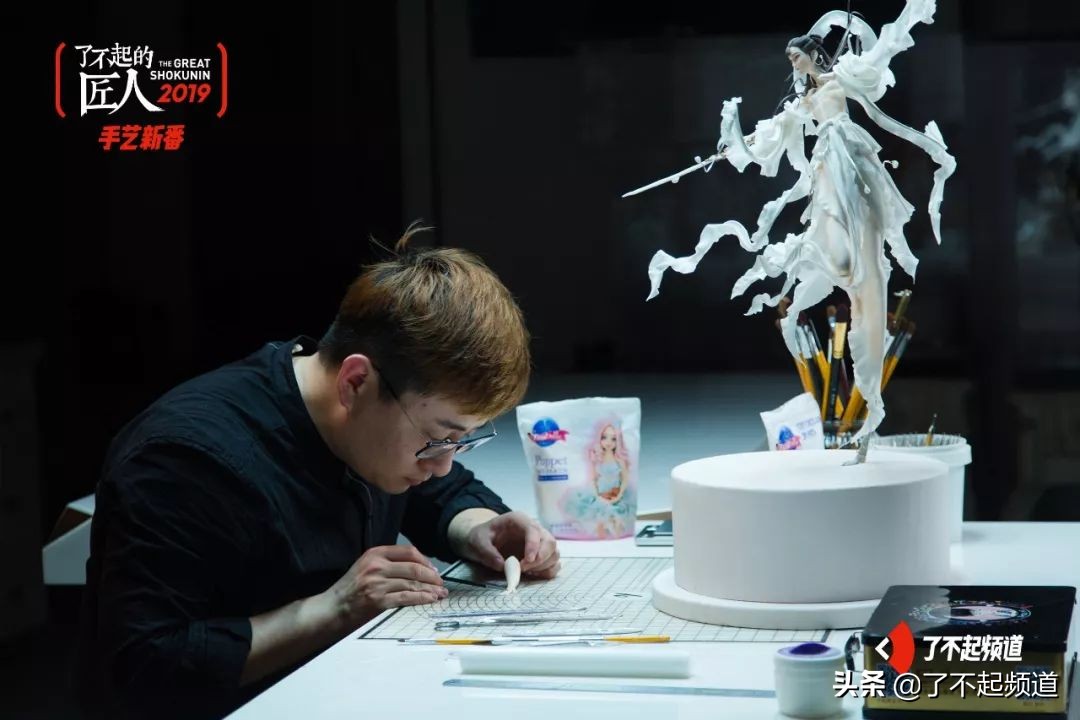 他从珠宝首饰到美容美发样样精通,只为做好一块蛋糕