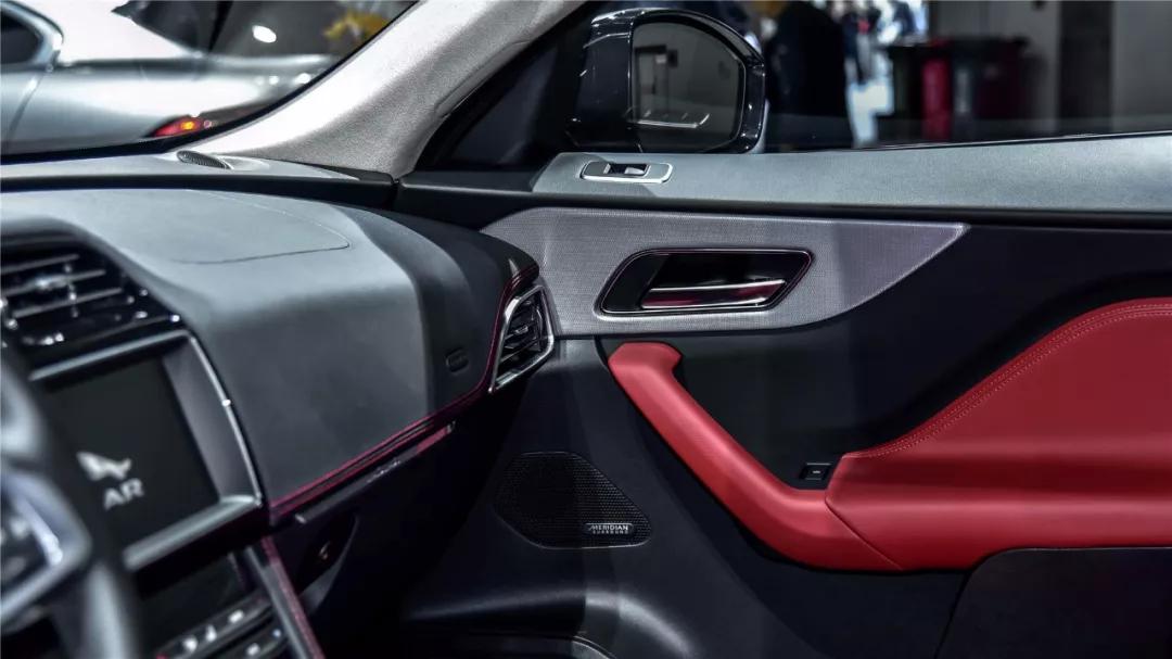 四十多万买捷豹f-pace到底值不值,捷豹f-pace又银色落地